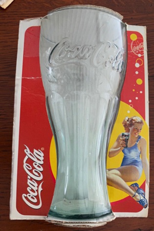 03293b-1 € 3,00 coca cola glas letters in releif groen glas.jpeg